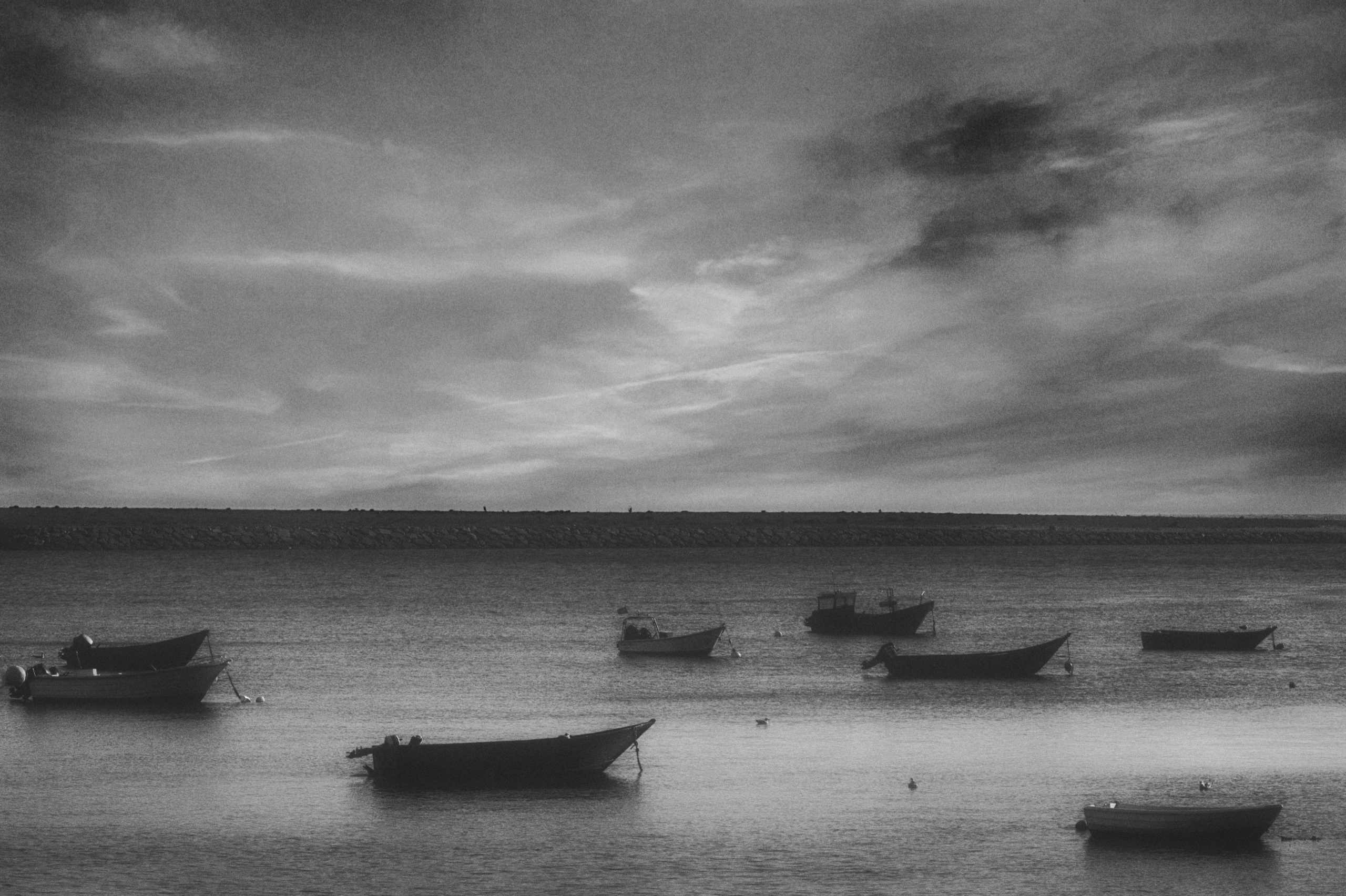 Boote im hafen von Porto mit dunklem Wolkenhimmel