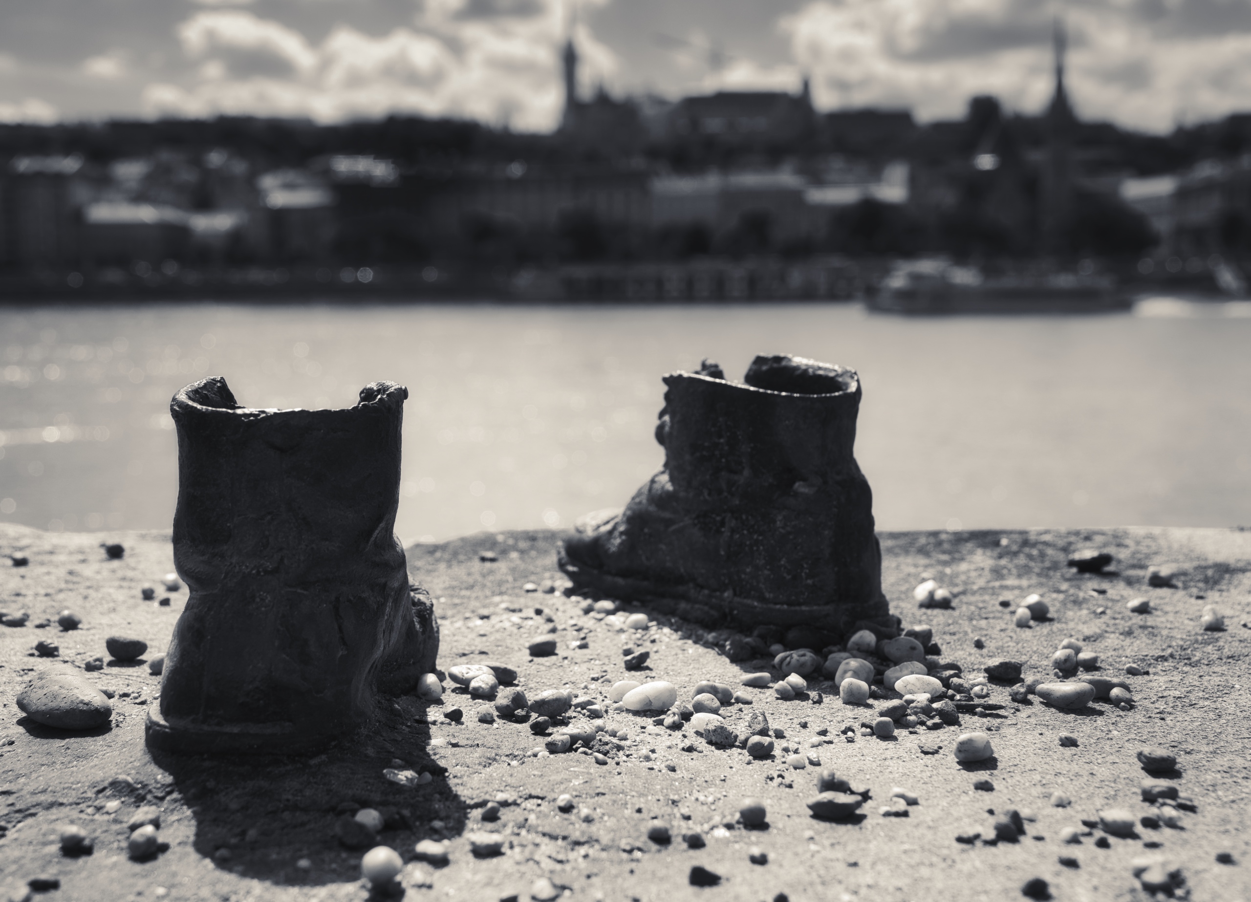 Kinderschuhe und Steine an der Donau in Budapest als Mahnmal
