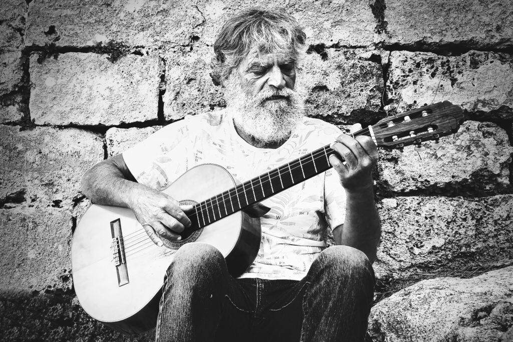 Sitzender Gitarrenspieler an der Festung Fortezza auf Kreta