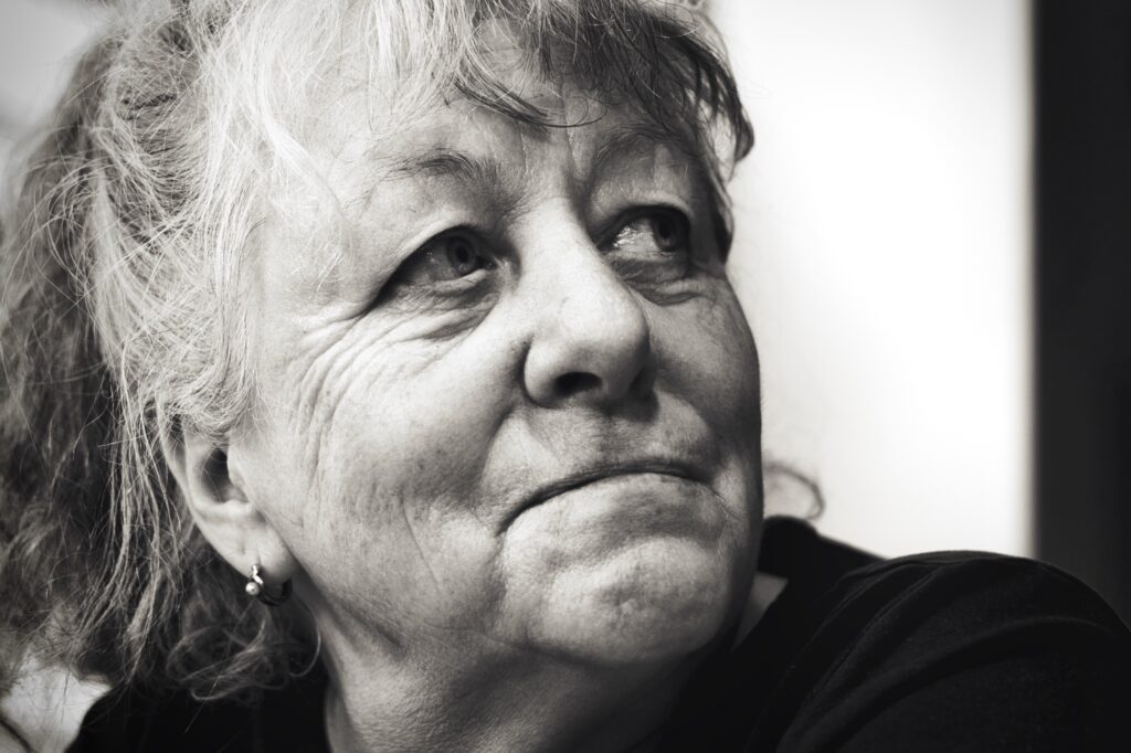Portrait einer ältern Frau mit Blick nach oben