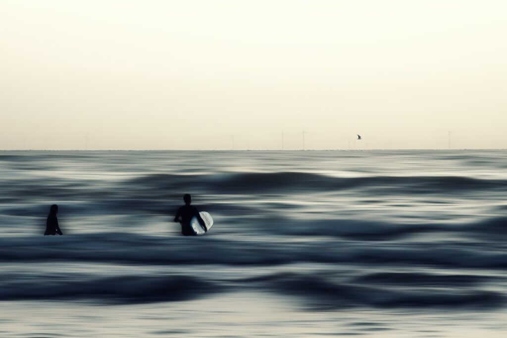 Zwei Surfer im Meer (Adamski Effekt)
