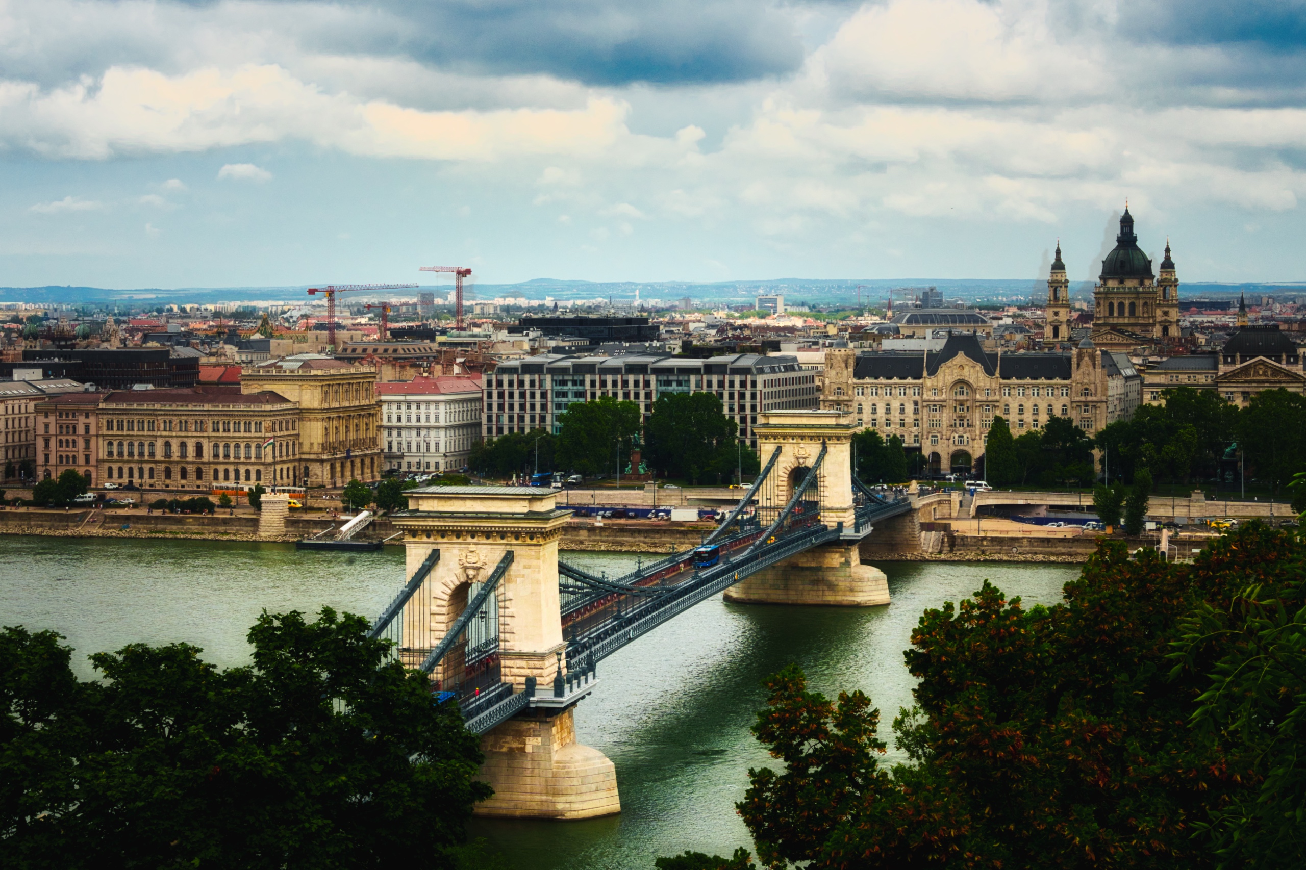 Die Kettenbrücke in Budapest mit Blick über die Stadt
