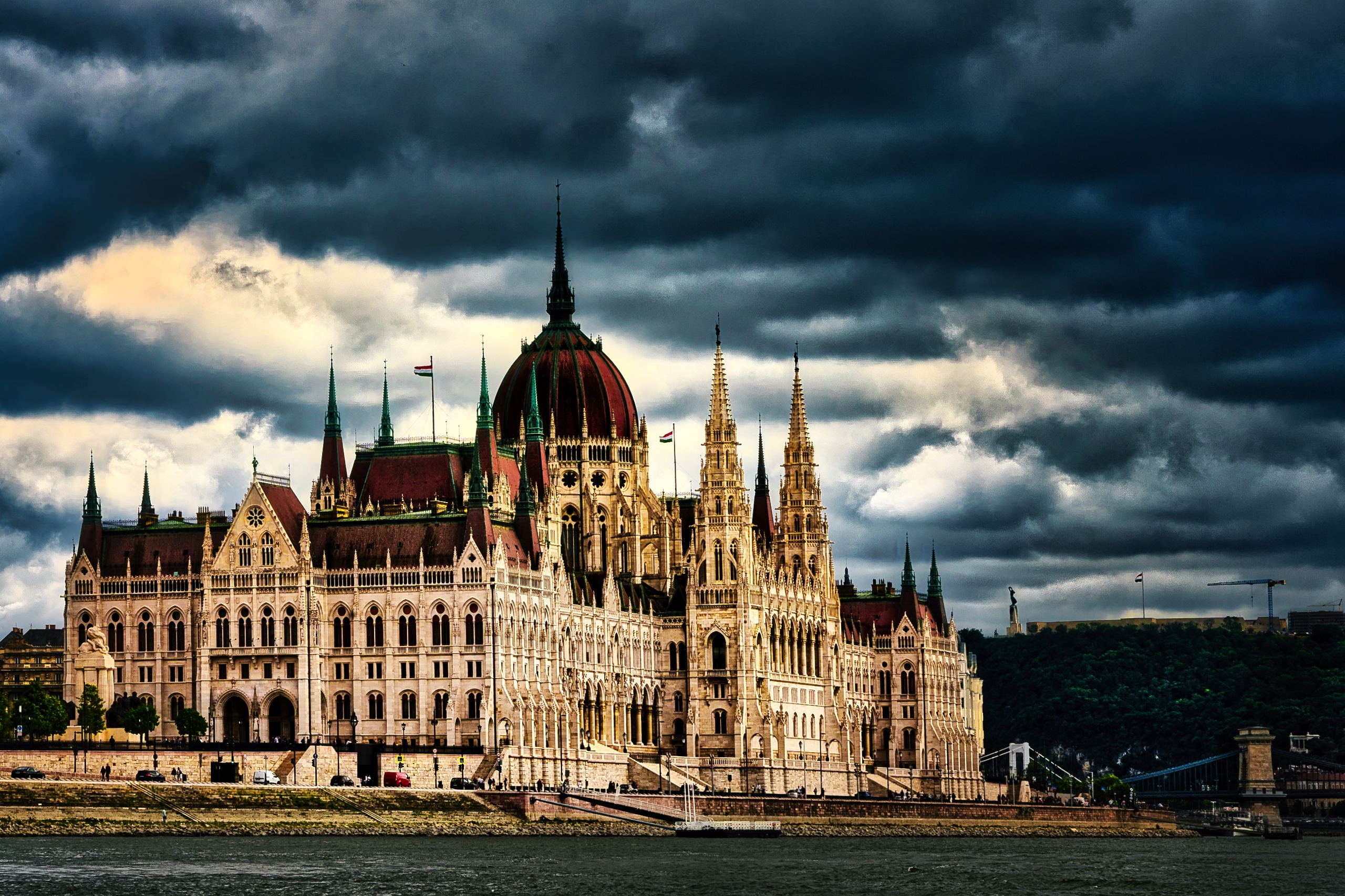 Das Parlament in Budapest mit dunklem Wolkenhimmel