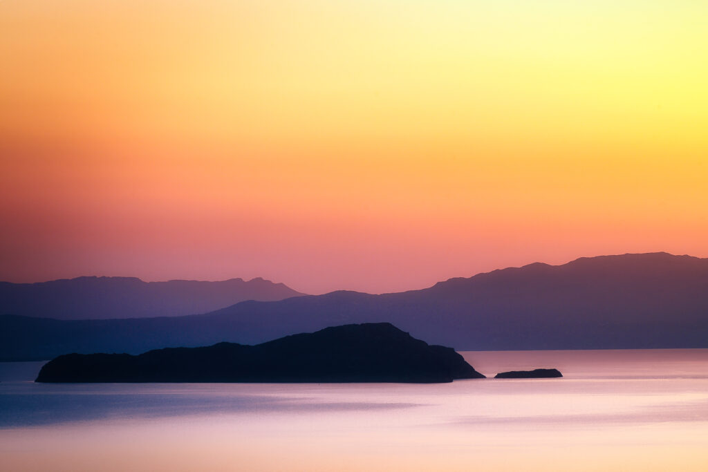 Bergsilhouetten vor Kretas Küste bei Chania zum Sonnenuntergang