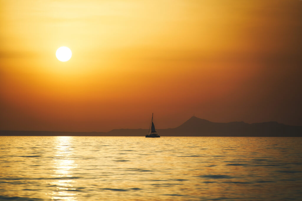 Segelboot vor der Küste Kretas beim Adele Beach zum Sonnenuntergang