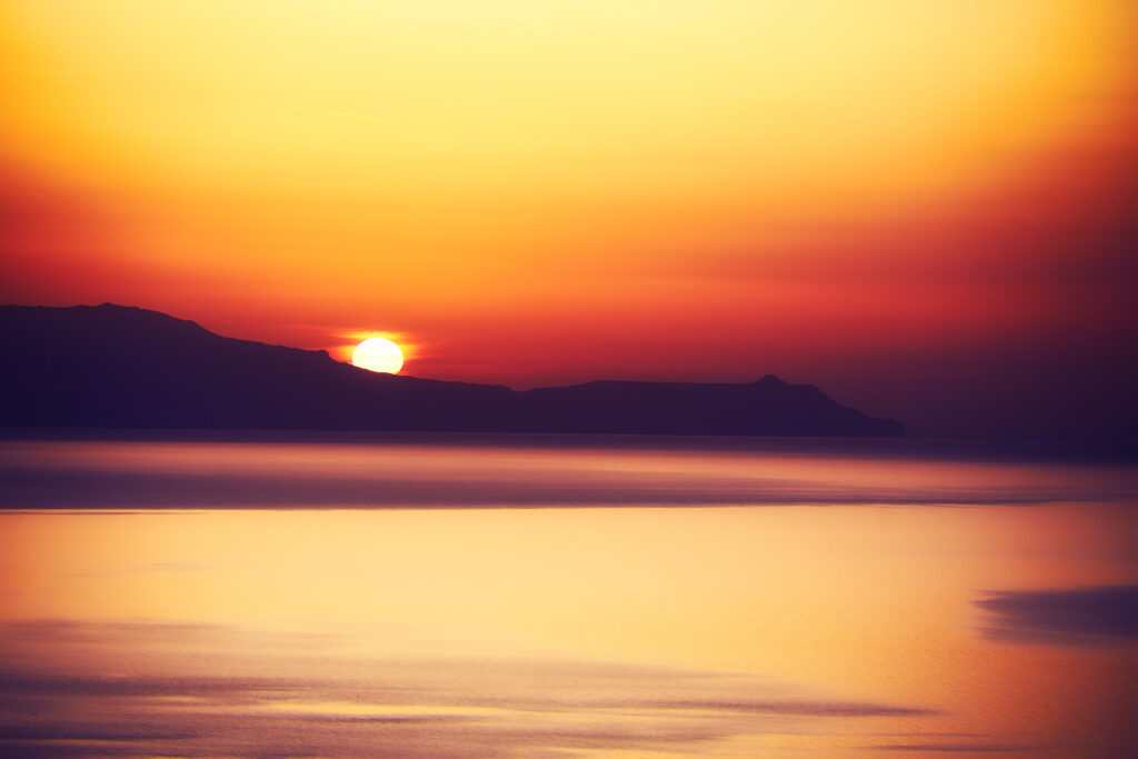 Bergsilhouette an Kretas Küste bei Chania zum Sonnenuntergang