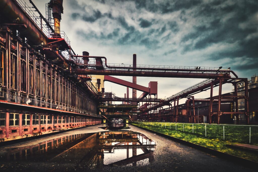 Zeche Zollverein - Industriezeile mit Spiegelung in Pfütze