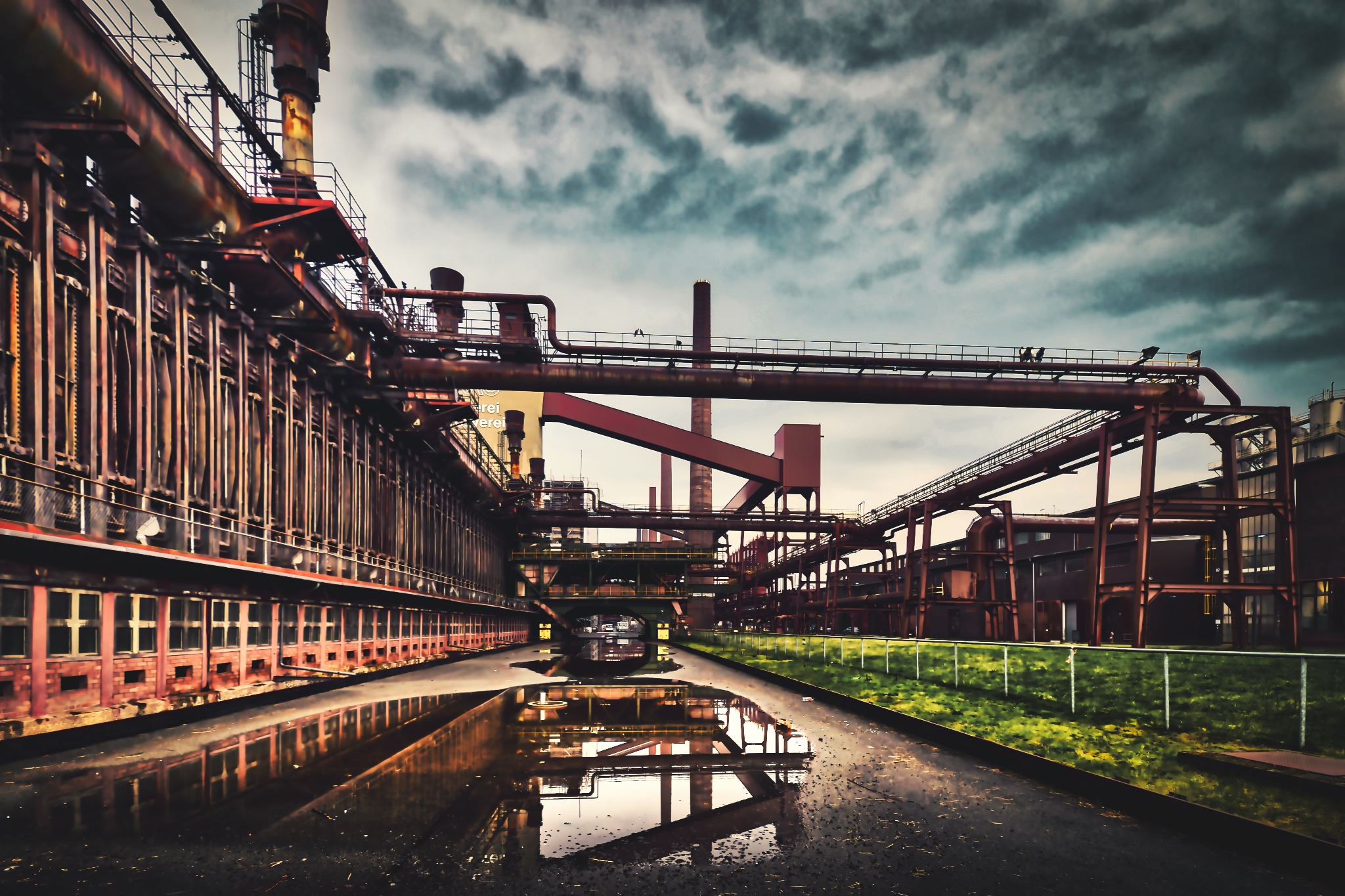 Zeche Zollverein - Industriezeile mit Spiegelung in Pfütze