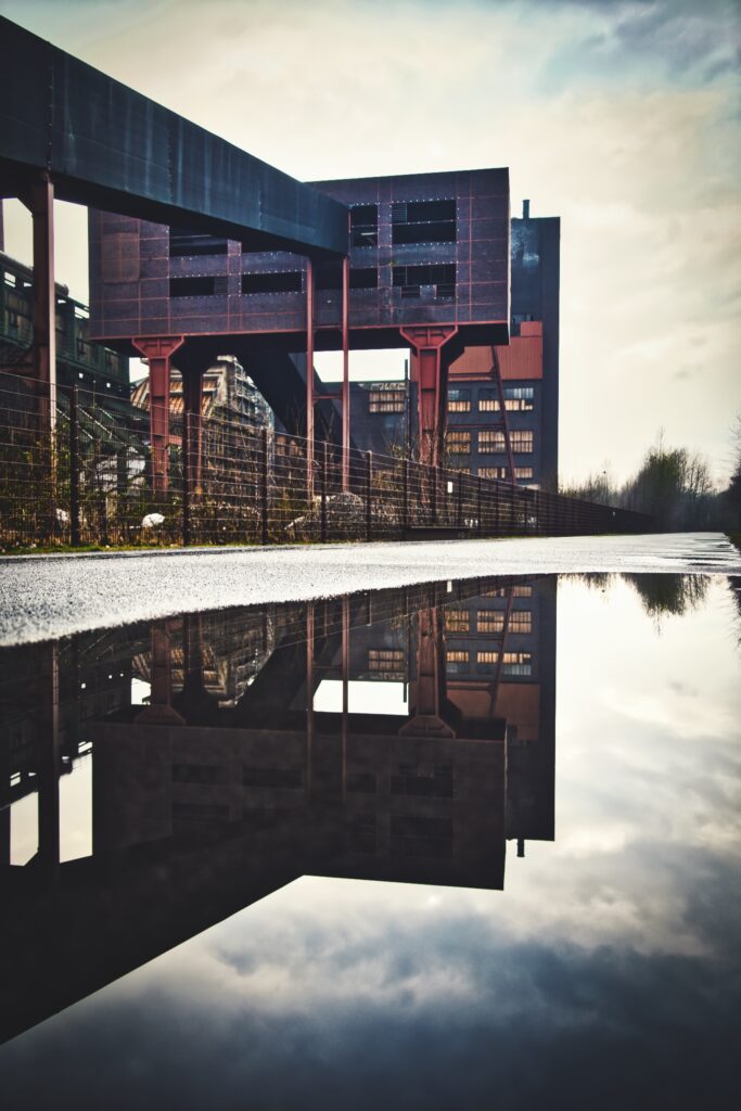Zeche Zollverein - Spiegelung eines Gebäudes in großer Pfütze