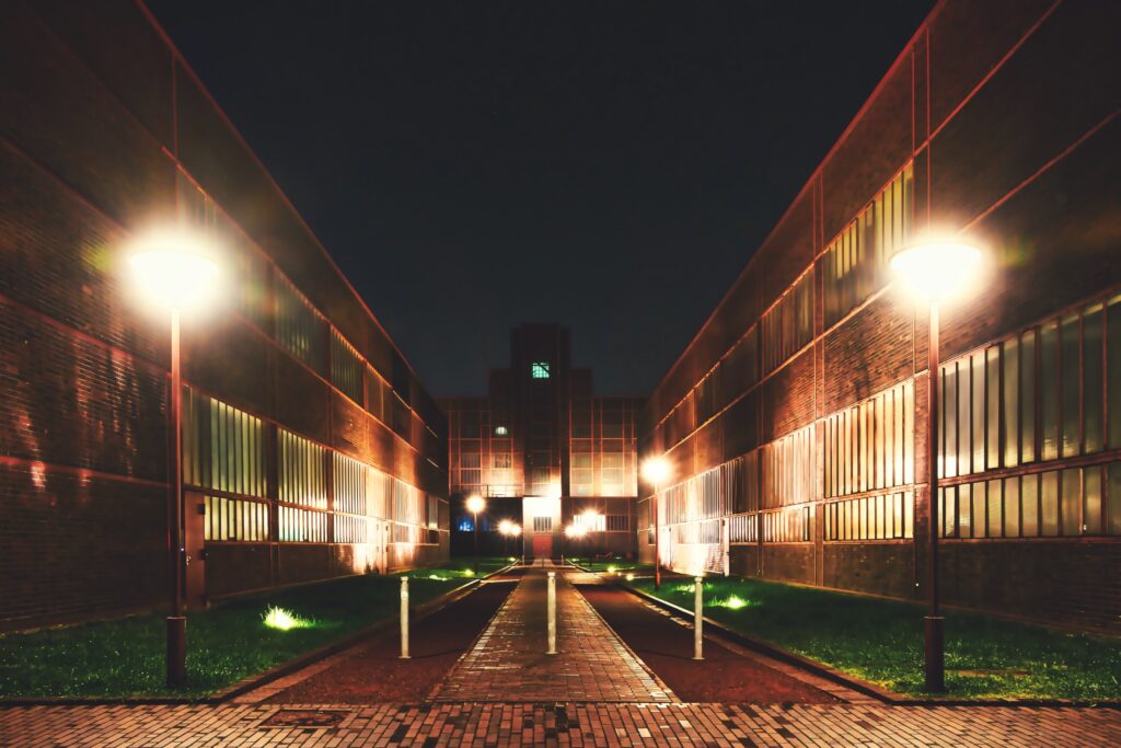 Zeche Zollverein - Red Dot Design Museum bei Nacht