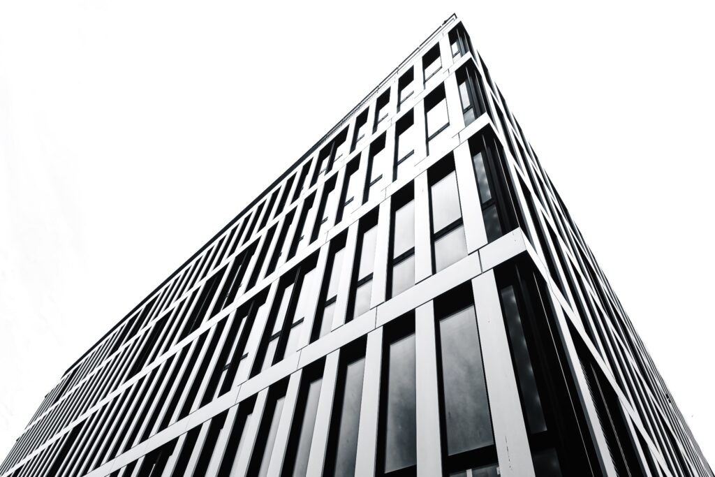 Moderne Hochhausfassade mit klaren geometrischen Linien in Schwarzweiß vor hellem Himmel am Mailänder Platz in Stuttgart.
