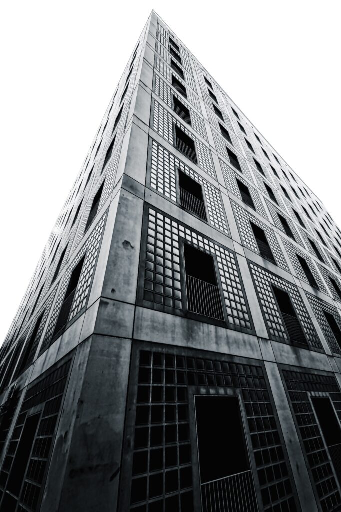 Dunkles modernes Hochhaus mit massiver Fassade und starker Vertikalperspektive in Schwarzweiß in Stuttgart.